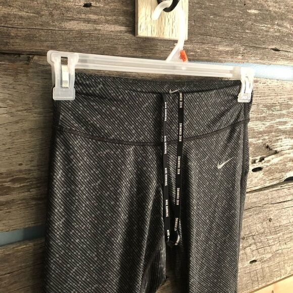 NIKE Size Small Grey Dri-Fit Activewear Cropped Legging - Picture 2 of 6